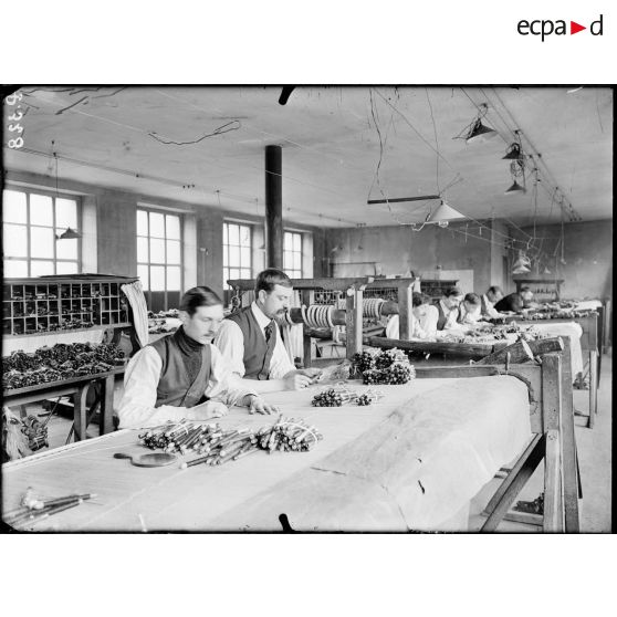 Maison Braquenie et Companie. Le travail sur des métiers à tisser. [légende d'origine]