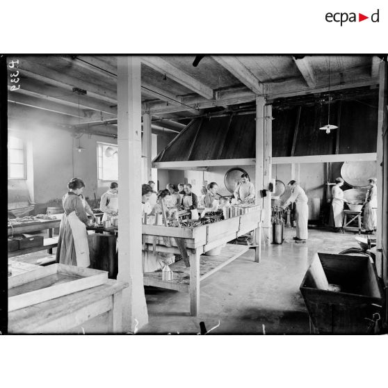 Confection de conserves de charcuterie. [légende d'origine]