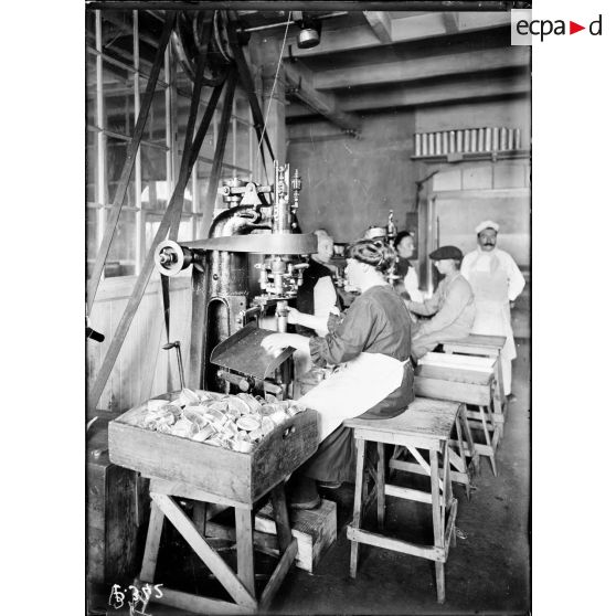 Sertissage des boîtes de conserves. [légende d'origine]
