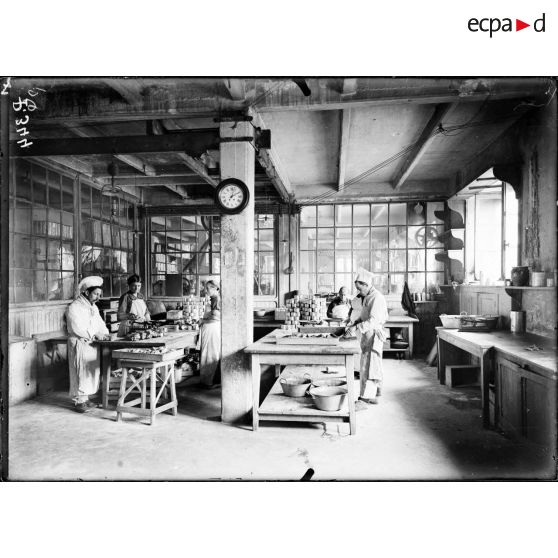 Les "sauteuses". [légende d'origine]