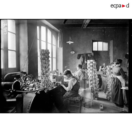 Soudage des boîtes de conserves. [légende d'origine]