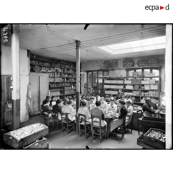 Etiquetage des boîtes de conserves. [légende d'origine]