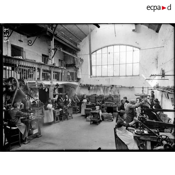 Fabrication de boîtes de conserves. [légende d'origine]