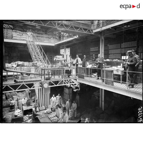 Paris, 20 rue Troyon, Croix Rouge américaine. Vue générale du Hall de répartition des objets de secours. [légende d'origine]