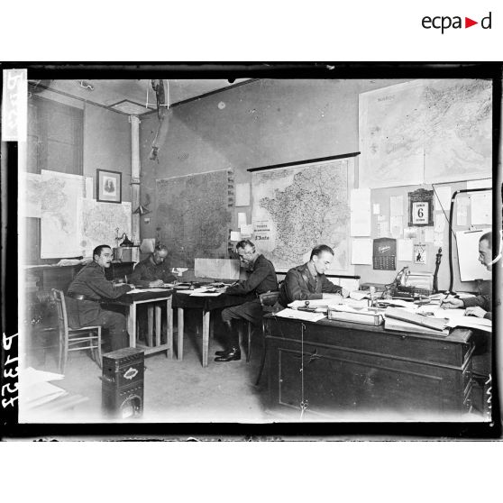 Paris, 20 rue Troyon, Croix Rouge américaine. Le bureau des directeurs. [légende d'origine]