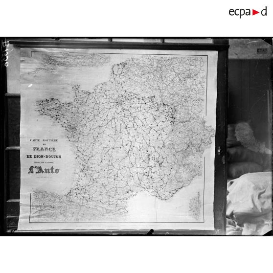 Paris, 20 rue Troyon, Croix Rouge américaine. Les villes de France dont les hôpitaux sont alimentés par la Croix Rouge amércaine. [légende d'origine]