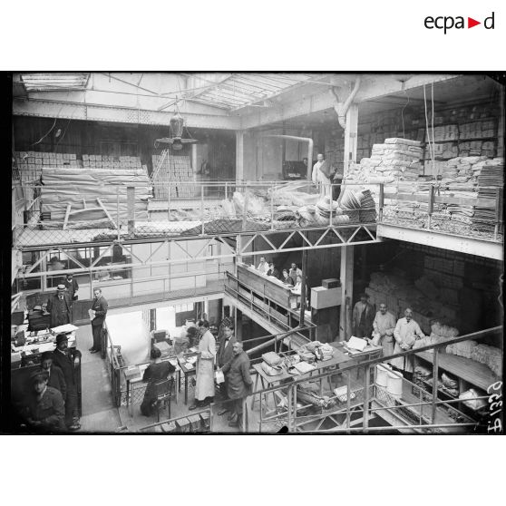 Paris, 20 rue Troyon, Croix Rouge américaine. Manutention des marchandises. [légende d'origine]