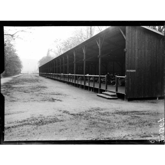 Le Vésinet (Seine et Oise). A l'hôpital civil. Hôpital sanitaire. La cure d'air (novembre 1917). [légende d'origine]
