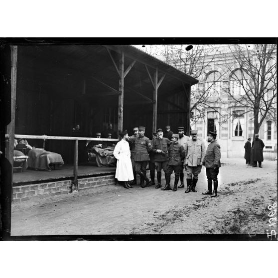 Le Vésinet (Seine et Oise). A l'hôpital civil. Hôpital sanitaire. Grande baraque pour la cure d'air. [légende d'origine]