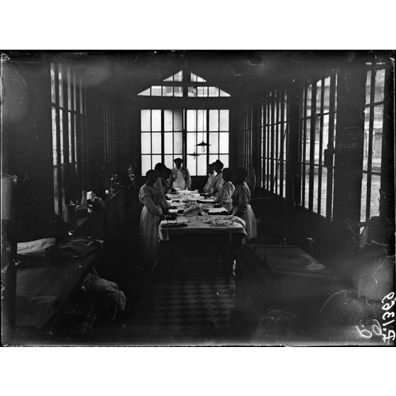 Le Vésinet (Seine et Oise). A l'hôpital civil. Hôpital sanitaire. La lingerie et le repassage du linge. [légende d'origine]