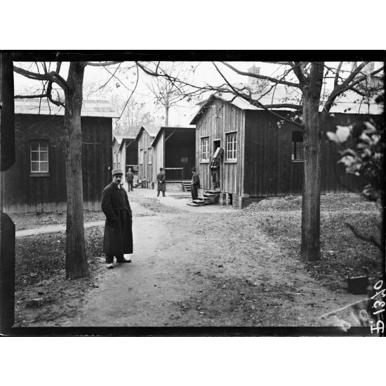 Le Vésinet (Seine et Oise). A l'hôpital civil. Hôpital sanitaire. Les baraquements pour la cure d'air. [légende d'origine]