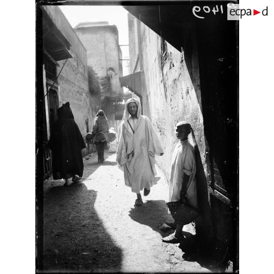 Fez. Maroc. Rue de la vieille ville (Médina). [légende d'origine]