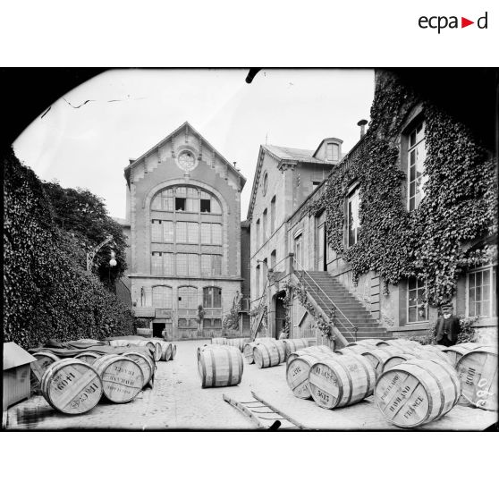 La fabrique de porcelaine Haviland. [légende d'origine]