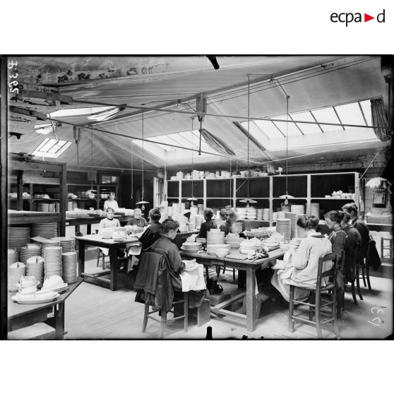 Maison Haviland et Cie. Le polissage de l'or. [légende d'origine]