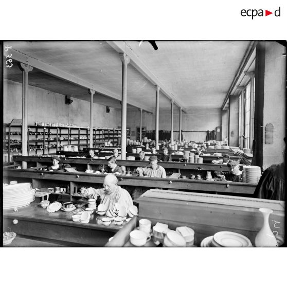 Maison Haviland et Cie. L'atelier de décors tenu par des hommes. [légende d'origine]