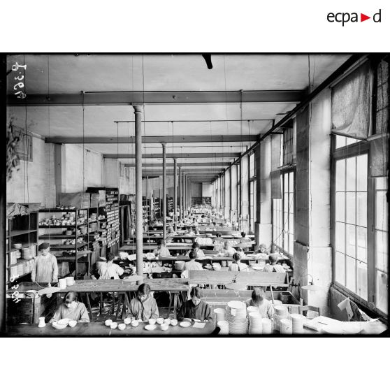 Maison Haviland et Cie. L'atelier de décors tenu par des femmes. [légende d'origine]