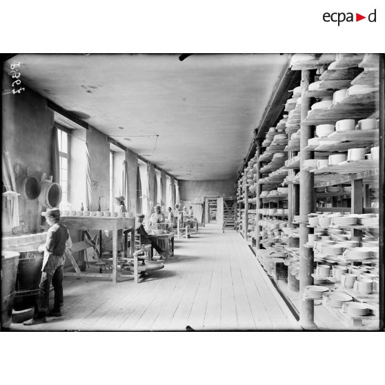 Maison Haviland et Cie. L'atelier d'émaillage. [légende d'origine]
