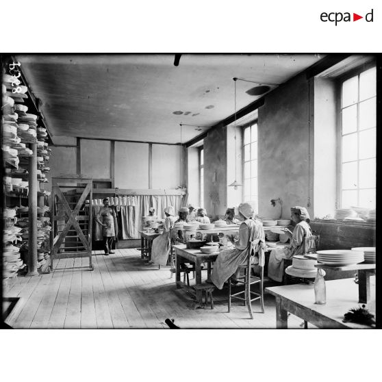 Maison Haviland et Cie. L'atelier de retouchage. [légende d'origine]