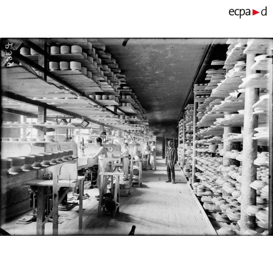 Maison Haviland et Cie. L'atelier de calibrage. [légende d'origine]