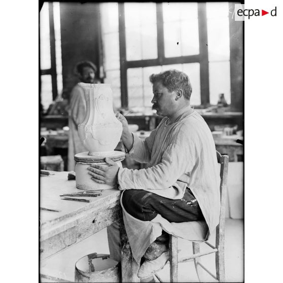 Maison Haviland et Cie. Un artiste modeleur. [légende d'origine]