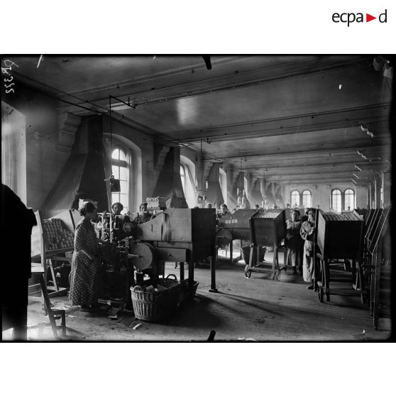 Châteauroux (Indre). Manufacture de tabac pour la troupe. Mise à la machine du tabac en paquet. [légende d'origine]
