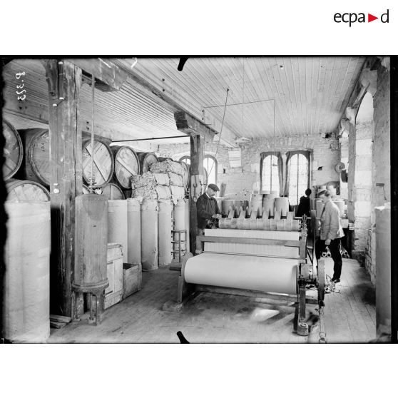 Châteauroux (Indre). Manufacture de tabac pour la troupe. Machine servant à débiter le papier pour la confection des paquets de tabac. [légende d'origine]