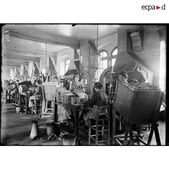Châteauroux (Indre). Manufacture de tabac pour la troupe. Mise en paquet du tabac. [légende d'origine]