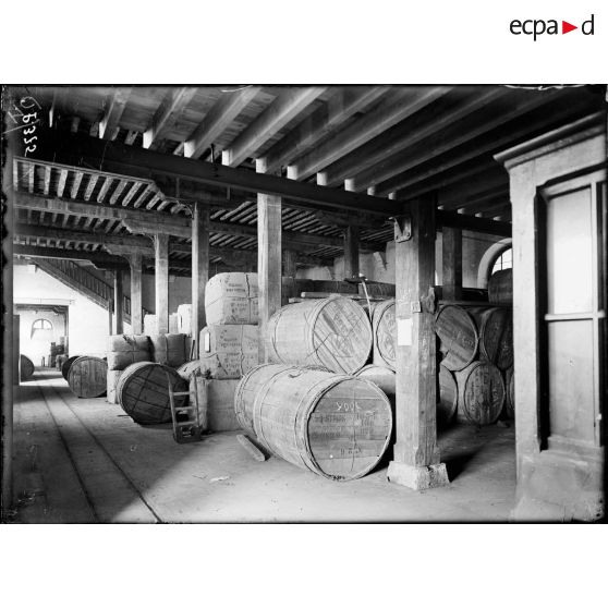 Châteauroux (Indre). Manufacture de tabac pour la troupe. Une réserve de caisses et ballots de tabac prêts à être expédiés. [légende d'origine]