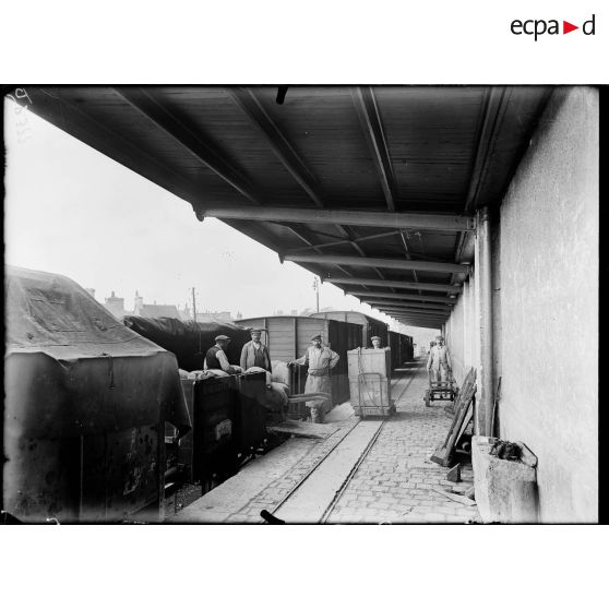 Châteauroux (Indre). Manufacture de tabac pour la troupe. Mise des ballots de tabac en wagon pour l'expédition sur le front. [légende d'origine]