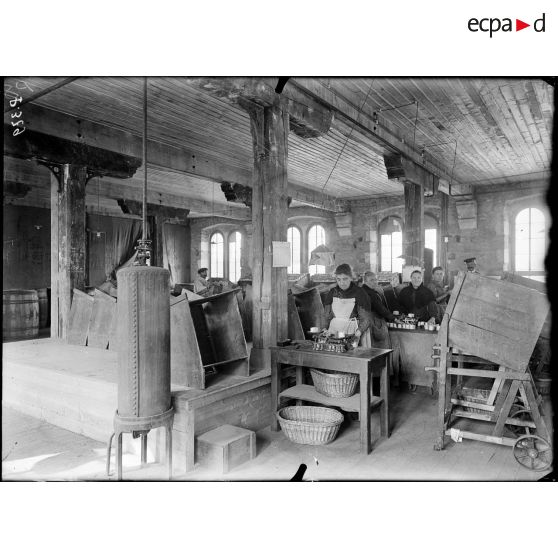 Châteauroux. Manufacture des tabacs. Vérification du poids des paquets de tabac. [légende d'origine]