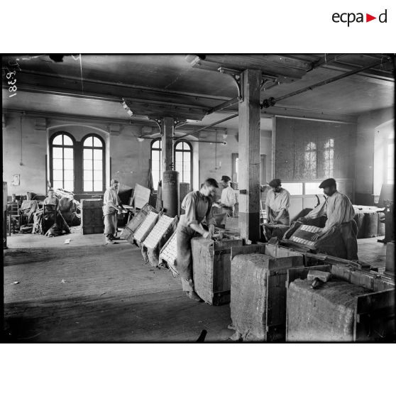 Châteauroux. Manufacture des tabacs. Mise en caisse des paquets de tabac pour l'expédition sur le front. [légende d'origine]