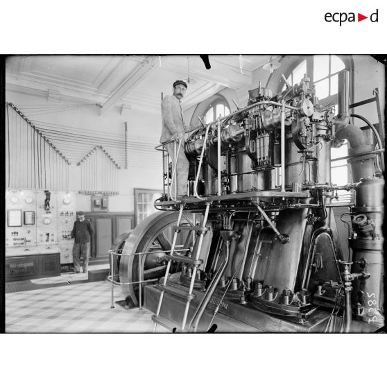 Châteauroux. Manufacture des tabacs. Les nouveaux moteurs assurant la force motrice. [légende d'origine]