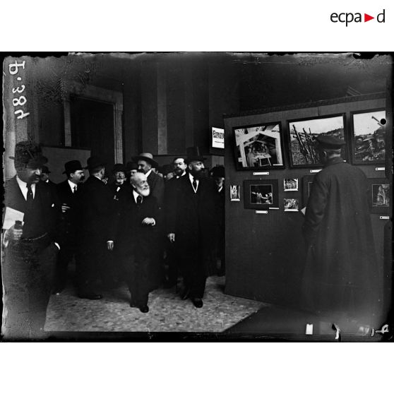 M. Dalimier inaugure l'exposition du livre à Lyon. [légende d'origine]