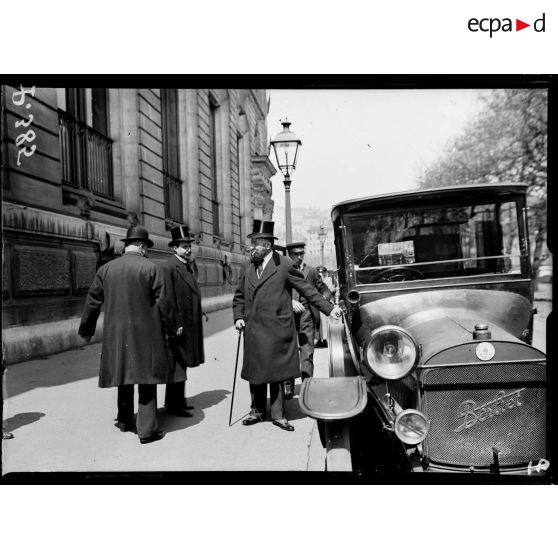 M. Dalimier inaugure l'exposition du livre à Lyon. [légende d'origine]