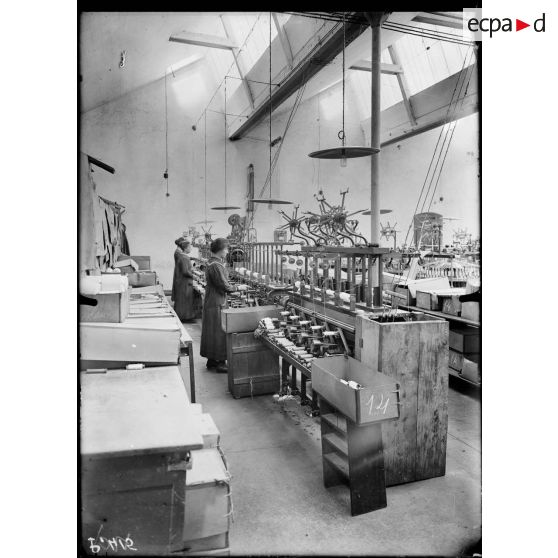 Le Puy (Haute-Loire). Maison Fontanille. Fabrication mécanique de dentelles. Le bobinage. [Légende d'origine]