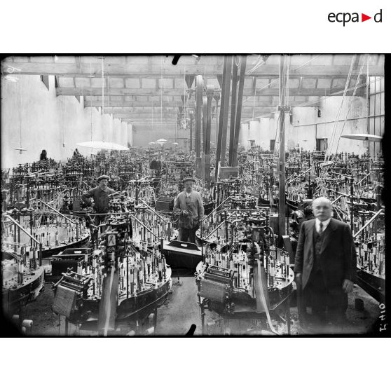 Le Puy (Haute-Loire). Maison Fontanille. Fabrication mécanique de dentelles. La salle des métiers. [Légende d'origine]