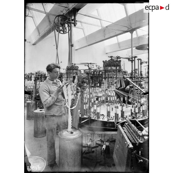 Le Puy (Haute-Loire). Maison Fontanille. Fabrication mécanique de dentelles. Vérification du travail d'une machine. [Légende d'origine]