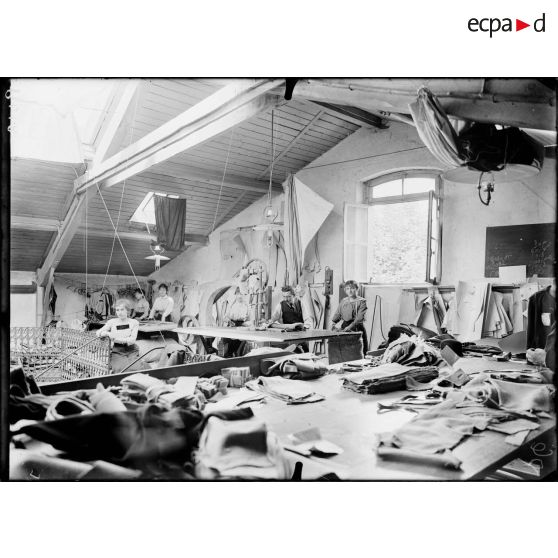 Le Puy (Haute-Loire). Maison Bertrand. Confection pour dames. La coupe mécanique. [Légende d'origine]