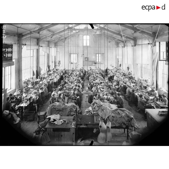 Le Puy (Haute-Loire). Maison Bertrand. Confection pour dames. La machine à coudre. [Légende d'origine]