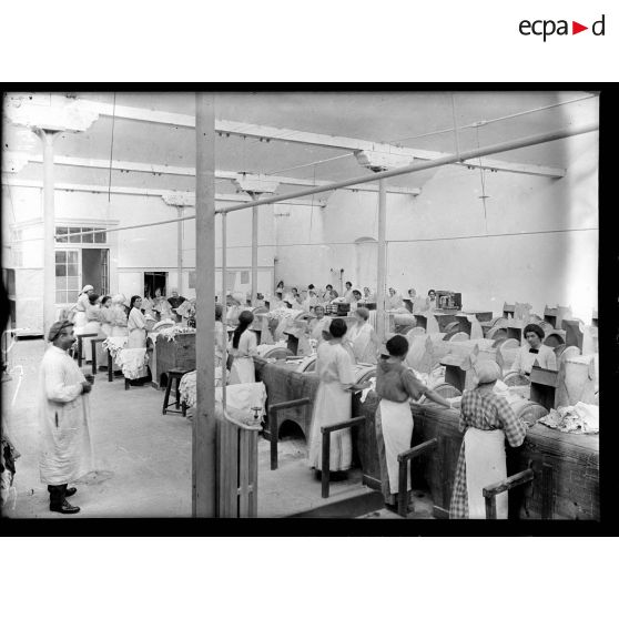 Grenoble. Manufacture des gants Perrin-Frères. Préparation des peaux. [légende d'origine]