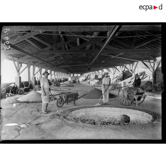 Grenoble. Ciment de la société Porte de France. Les fours. [légende d'origine]