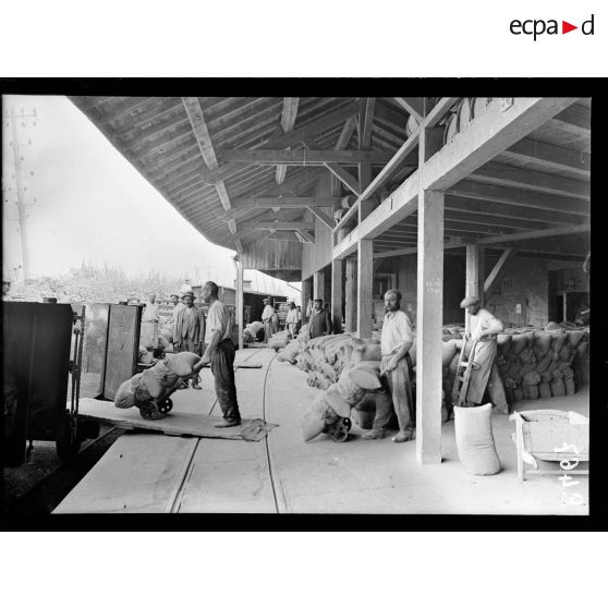 Grenoble. Ciment de la société Porte de France. L'expédition. [légende d'origine]