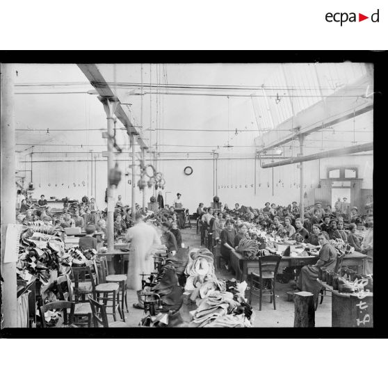 Romans. Fabrique de chaussures Fenestrier. La couture de la chaussure. [légende d'origine]