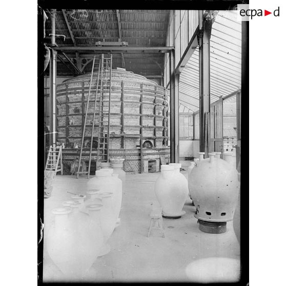 Paris. Manufacture de Sèvres. Un four. [légende d'origine]