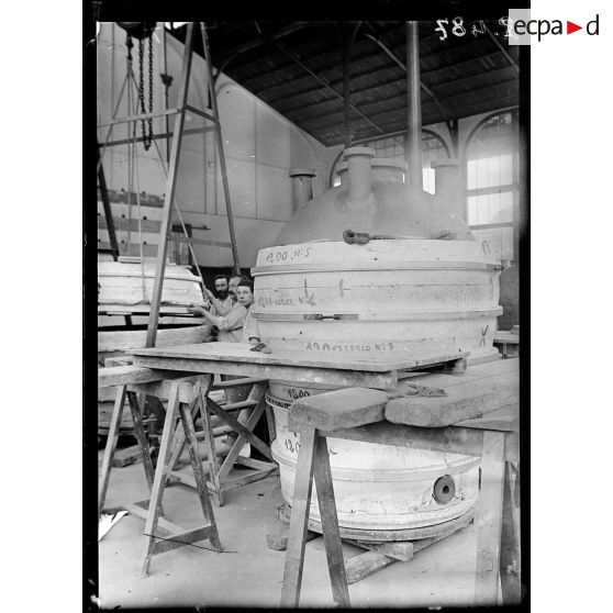 Paris. Manufacture de Sèvres. Démoulage d'une tourie. [légende d'origine]