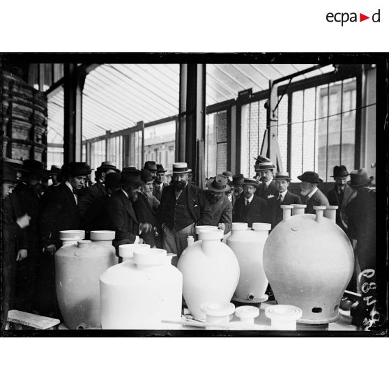 Paris. Manufacture de Sèvres. Monsieur Dalimier donne des explications aux journalistes. [légende d'origine]