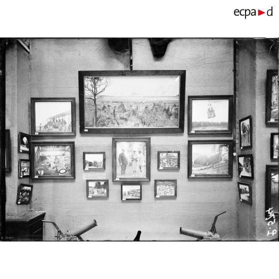 Paris. Octobre 1916. Louvre. Pavillon de Marsan. Exposition des photographies de guerre de la SPA. [légende d'origine]
