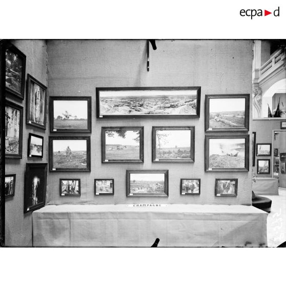 Paris. Octobre 1916. Louvre. Pavillon de Marsan. Exposition des photographies de guerre de la SPA. Champagne. [légende d'origine]