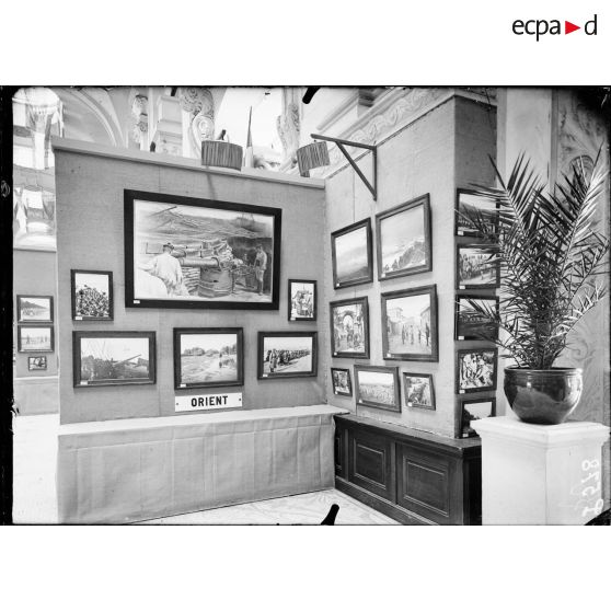 Paris. Octobre 1916. Louvre. Pavillon de Marsan. Exposition des photographies de guerre de la SPA. Orient. [légende d'origine]