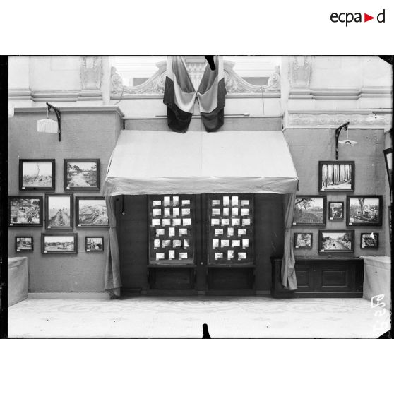 Paris. Octobre 1916. Louvre. Pavillon de Marsan. Exposition des photographies de guerre de la SPA. [légende d'origine]